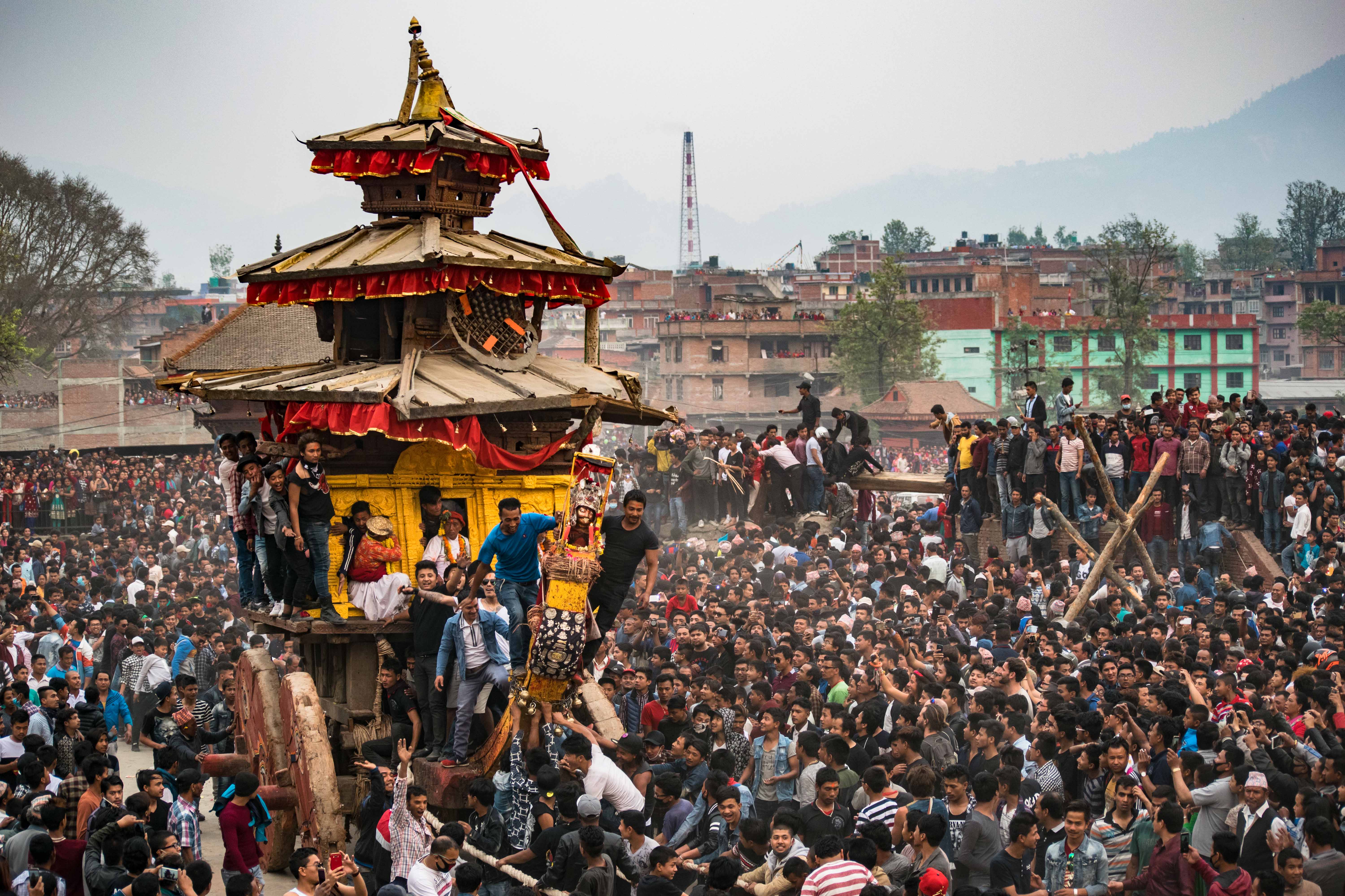 Доле непал. Бхактапур Непал фестиваль. Бхактапур фестиваль Бискет Джатра. Непал культура и традиции. В Непале - ГАИ Джатра.