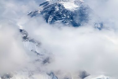 ebc-trek-snow-walking